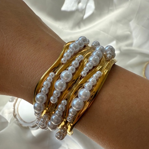 ZARA Big cuff wide bracket. 
Gold and White Pearl Bracelet - Picture 15 of 16